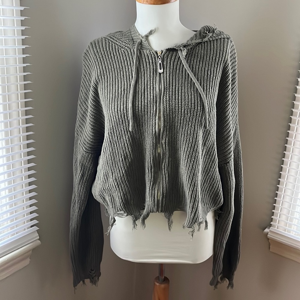 Cropped edgy sweatshirt!